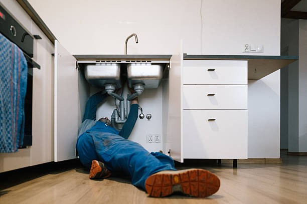 Professional Emergency Plumber technician working in Techny, IL